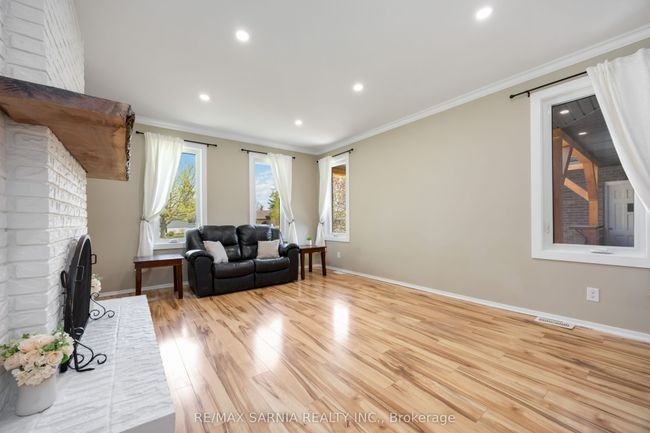 12 Sunset Ave, House other with 5 bedrooms, 2 bathrooms and 8 parking in Warwick ON | Image 7