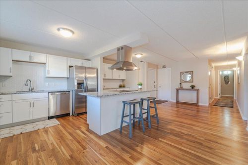 apt-219-10411 Cedar Lake Rd, Minnetonka, MN, 55305-3284 | Card Image