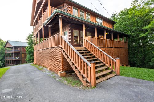 2031 Oakmont Dr, Sevierville, TN, 37876-3406 | Card Image