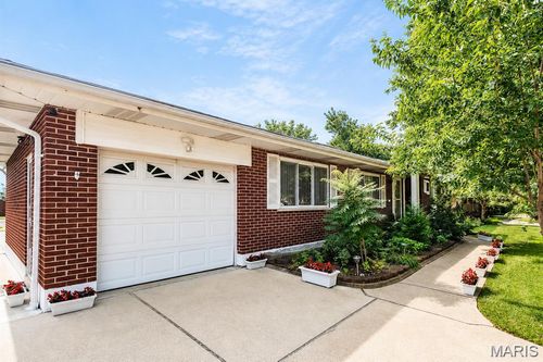 9904 Markhall Ln, Saint Louis, MO, 63123-6238 | Card Image
