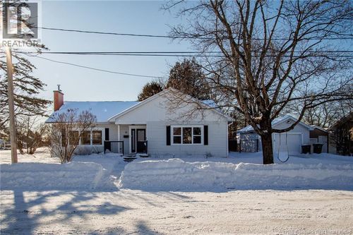 15 Fenton Dr, Saint John, NB, E2M4E6 | Card Image