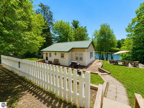 4608 Avery Dr, Traverse City, MI, 49696-7911 | Card Image