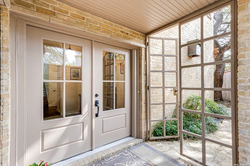 e-7110 Poniente Ln, San Antonio, TX, 78209-3323 | Card Image