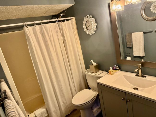 Vanity and Tub/shower combination | Image 6
