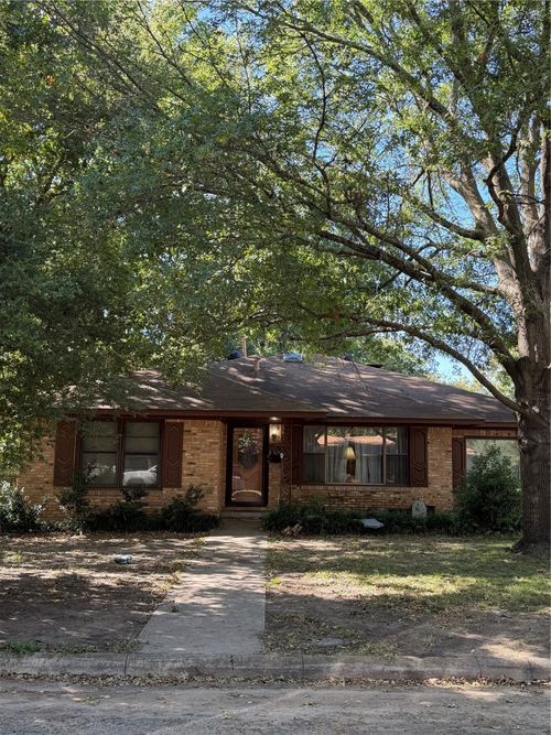 509 N Chestnut St, Gainesville, TX, 76240-3932 | Card Image