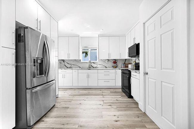 876 Ne 81 St St, House other with 3 bedrooms, 2 bathrooms and null parking in Miami FL | Image 16