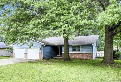 207 S Broadmoor St, Louisburg, KS, 66053-4020 | Card Image