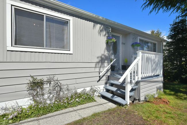 5768 Pebble Crescent, House other with 2 bedrooms, 1 bathrooms and null parking in Sechelt BC | Image 2