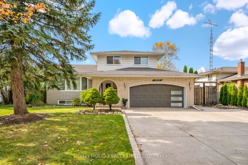 2485 Woodfield Ave, Niagara Falls, ON, L2J3A9 | Card Image