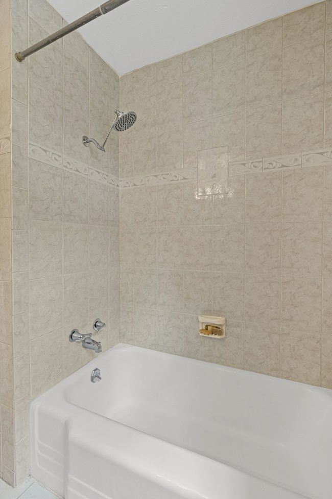 Bathroom with bathtub / shower combination | Image 22