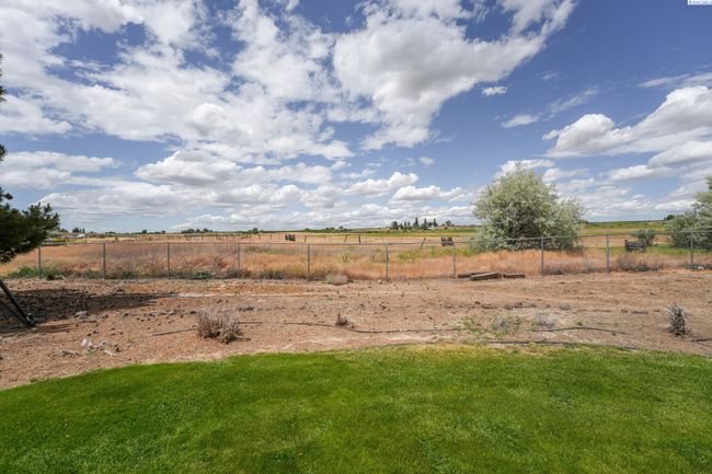 97010 W Good Rd, Home with 3 bedrooms, 3 bathrooms and null parking in Prosser WA | Image 7