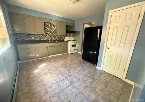 14948 Chesterfield Ave, Warren, MI, 48089-4701 | Card Image