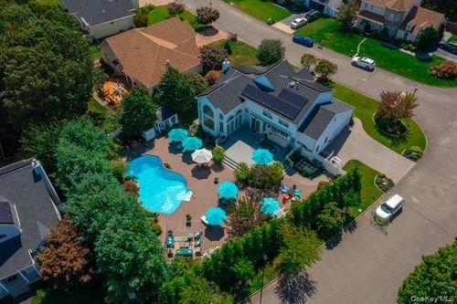 1 Laurel Ln, Holtsville, NY, 11742-2562 | Card Image