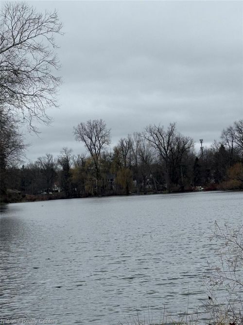 138 N Holcomb Rd, Clarkston, MI, 48346-1470 | Card Image