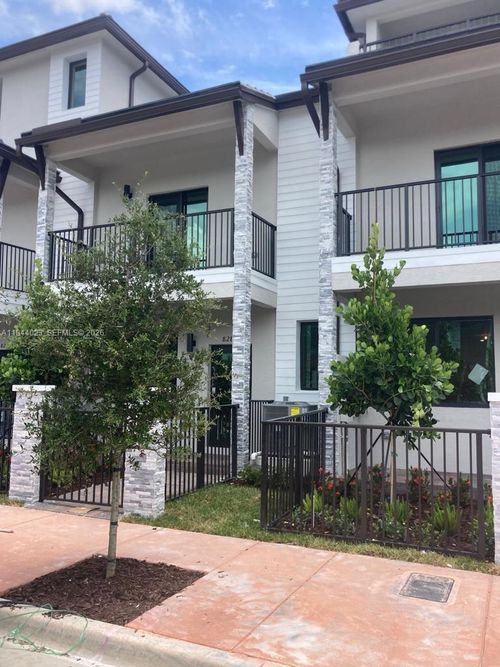 8286-8286 Nw 43 St, Doral, FL, 33166 | Card Image