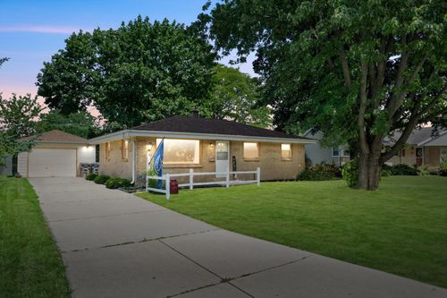 6830 W Plainfield Ave, Greenfield, WI, 53220-2923 | Card Image