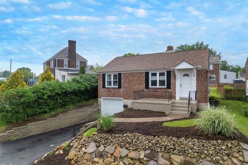 205 Newburn Ave, Brentwood, PA, 15227-2301 | Card Image