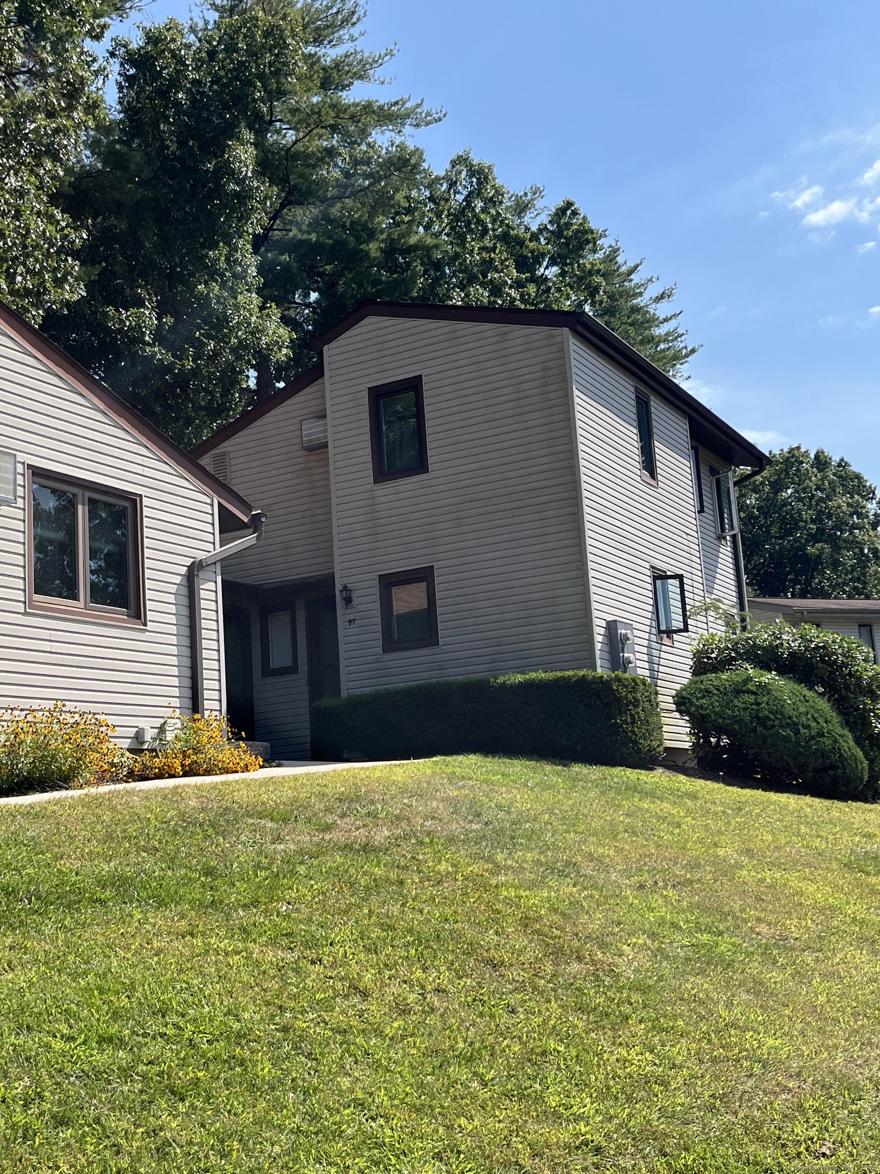 Butternut Ln, Bristol, CT 06010