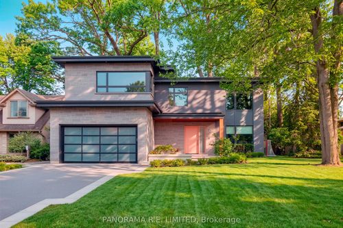 8 Greenford Rd, Etobicoke, ON, M9A3E6 | Card Image