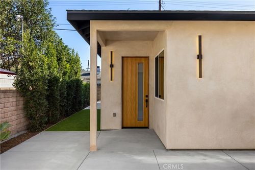 6950 Amestoy Ave, Lake Balboa, CA, 91406-4447 | Card Image