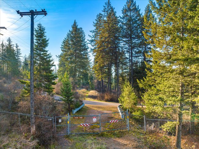 North walk-in gate entrance to Wayfarers Park a short walk from the subject property. | Image 75