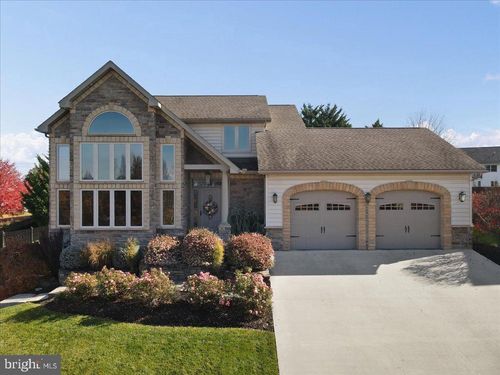 736 Cresson Dr, CHAMBERSBURG, PA, 17202-7251 | Card Image