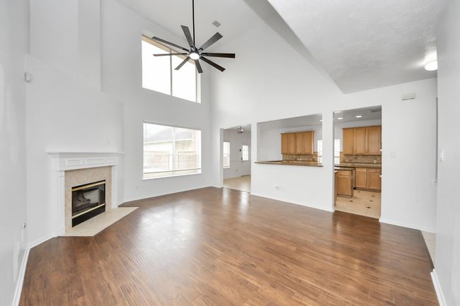 1605 Spring Glen Ln, House other with 5 bedrooms, 4 bathrooms and 2 parking in Pearland TX | Image 7