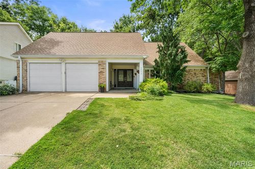 2045 Country Field Dr, Chesterfield, MO, 63017-7403 | Card Image
