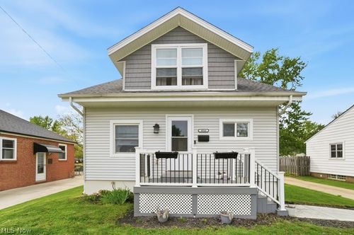 4044 W 223rd St, Fairview Park, OH, 44126-1016 | Card Image