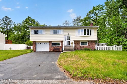 8 Amy Ln, Albany, NY, 12205-3702 | Card Image