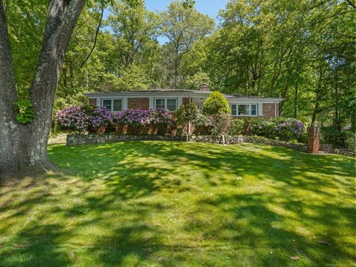 133 Macgregor Dr, Stamford, CT, 06902-1409 | Card Image