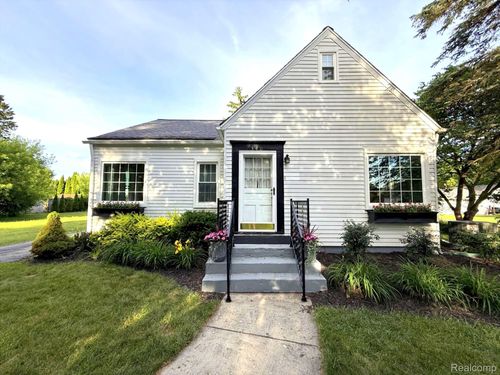 340 N Hagadorn St, South Lyon, MI, 48178-1129 | Card Image