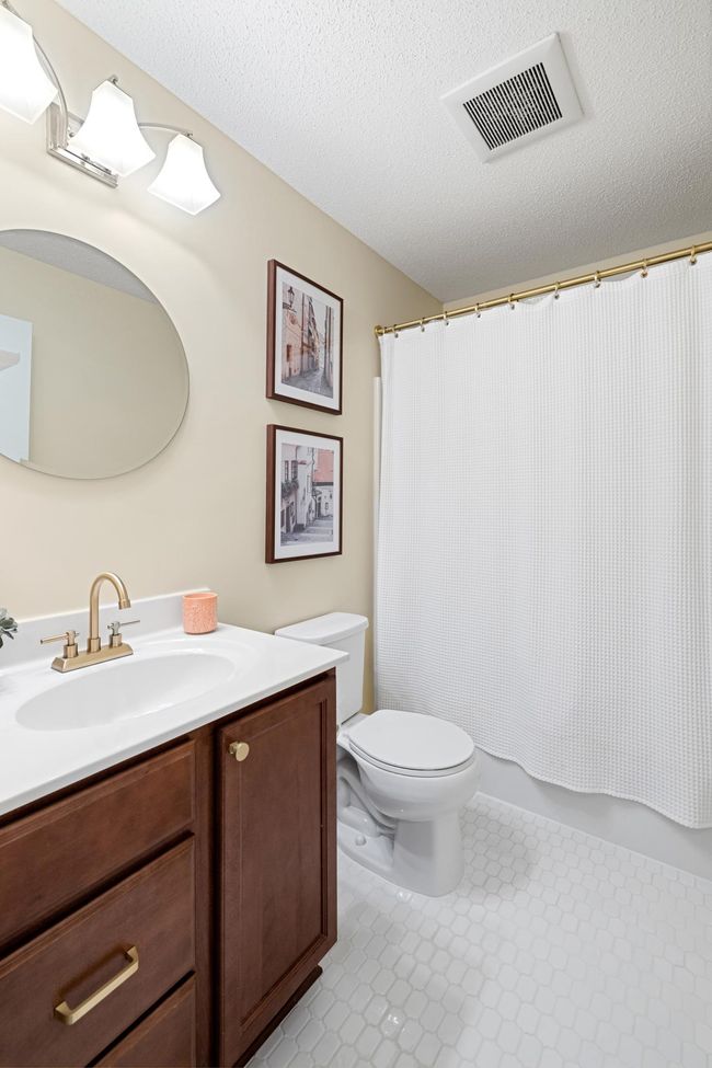 Hallway bathroom upstairs with tub/shower combo, new tile floors and updated faucet/cabinet knobs/pulls. | Image 22