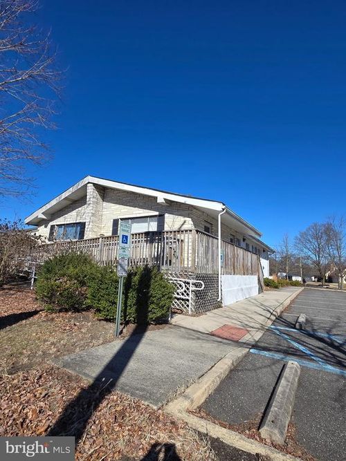 321 E Broad St, GIBBSTOWN, NJ, 08027-2007 | Card Image