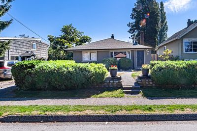 429 E 15th St, House other with 2 bedrooms, 1 bathrooms and 4 parking in North Vancouver BC | Image 1