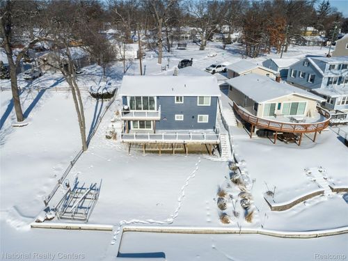 3930 Lamont Dr, Waterford Twp, MI, 48329-2018 | Card Image