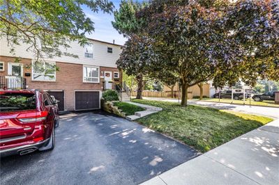 11 - 29 Quail Dr, Townhouse with 3 bedrooms, 1 bathrooms and 3 parking in Hamilton ON | Image 2