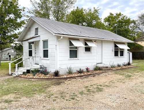 911 Bina St, Bryan, TX, 77803-4727 | Card Image