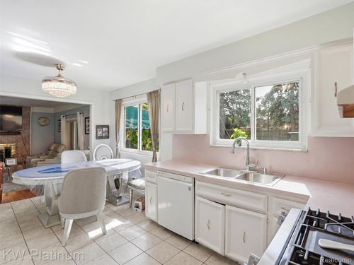 13615 Brookside Dr, Sterling Heights, MI, 48313-2815 | Card Image