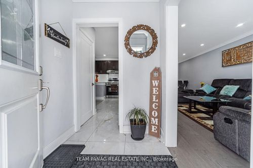 8 Benton St, Brampton, ON, L6W3B9 | Card Image