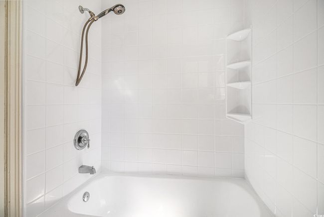 Full bathroom with shower / bathtub combination | Image 14