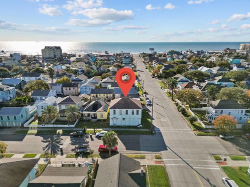 2927 Avenue Q, Galveston, TX, 77550-7732 | Card Image