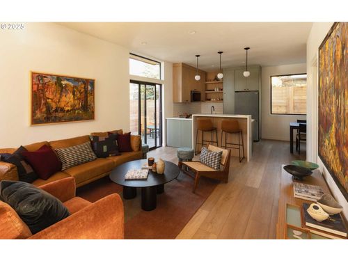 654 Ne Marshall Ave, Bend, OR, 97701-4318 | Card Image