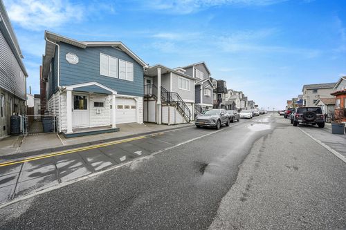 28 W 13th Rd, Broad Channel, NY, 11693-1102 | Card Image