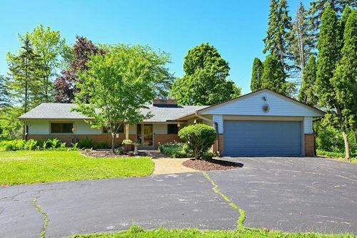611 W Mequon Road, Mequon, WI, 53092 | Card Image