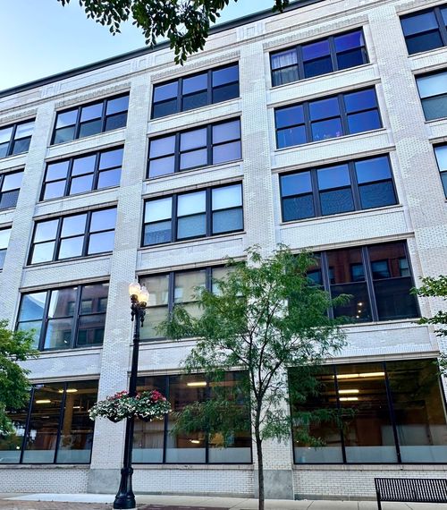 203-2303 Michigan Ave, Chicago, IL, 60616-2324 | Card Image