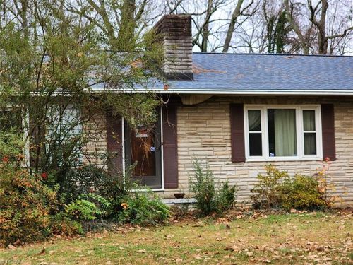 211 Oak Summit Rd, Winston Salem, NC, 27105-1624 | Card Image