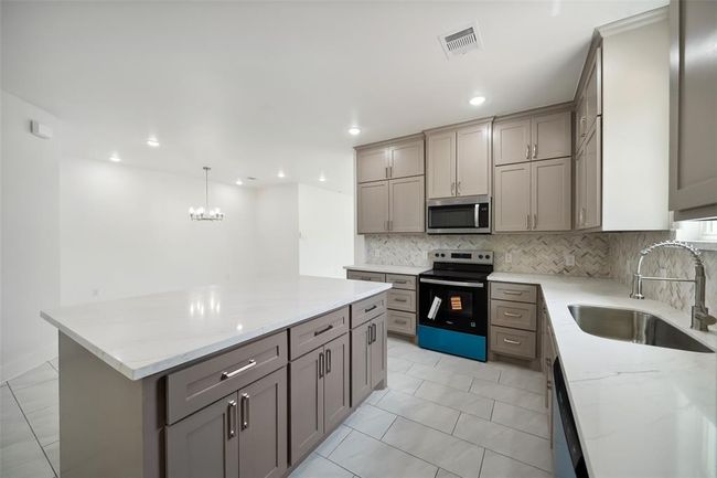 702 Azalea St, House other with 4 bedrooms, 2 bathrooms and 2 parking in Prairie View TX | Image 12