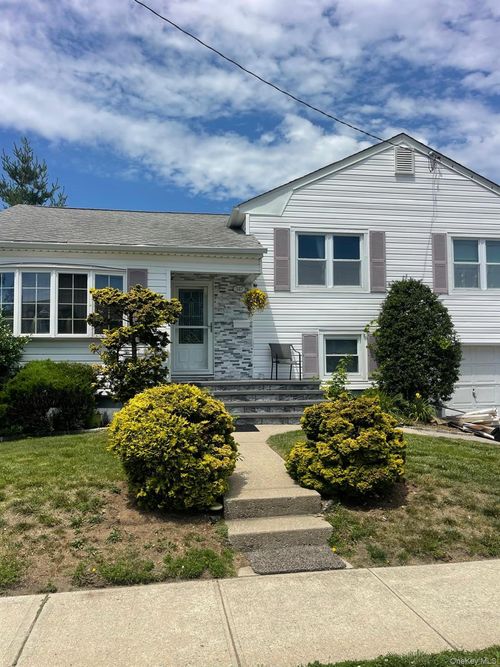 347 Stewart Avenue, Oyster Bay, NY, 11714 | Card Image