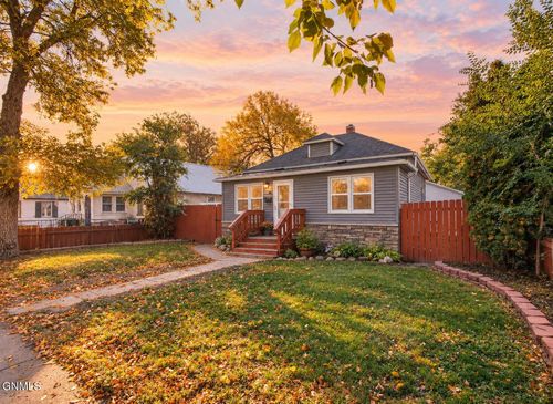 811 4th Street W, Williston, ND, 58801 | Card Image